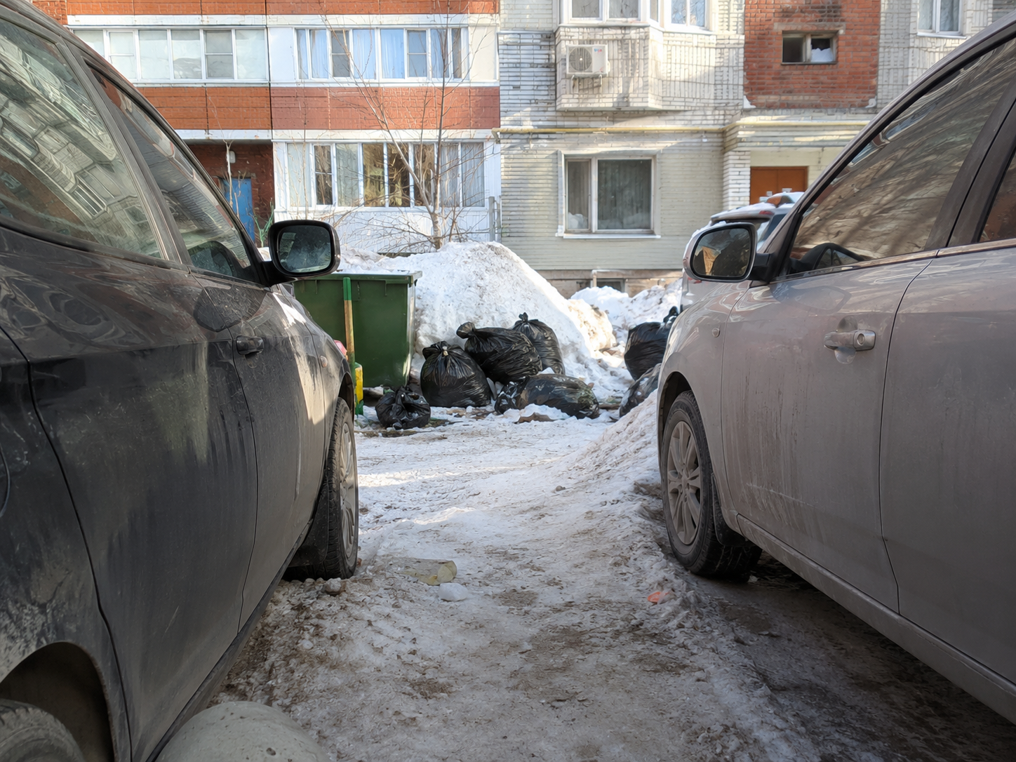Уборка тесного двора без крупной техники